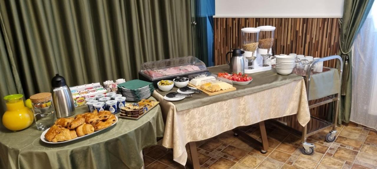 Royal Inn Busteni-Adults Only Экстерьер фото